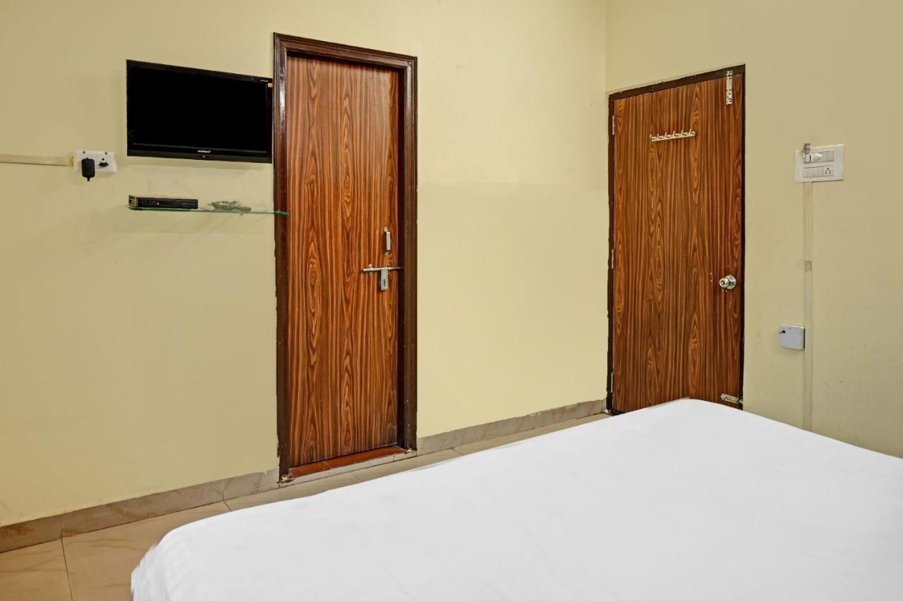 Oyo 7498 Hotel Aparajita Váránaszi Kültér fotó