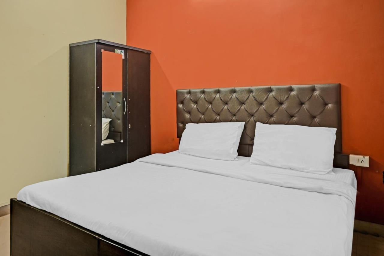 Oyo 7498 Hotel Aparajita Váránaszi Kültér fotó